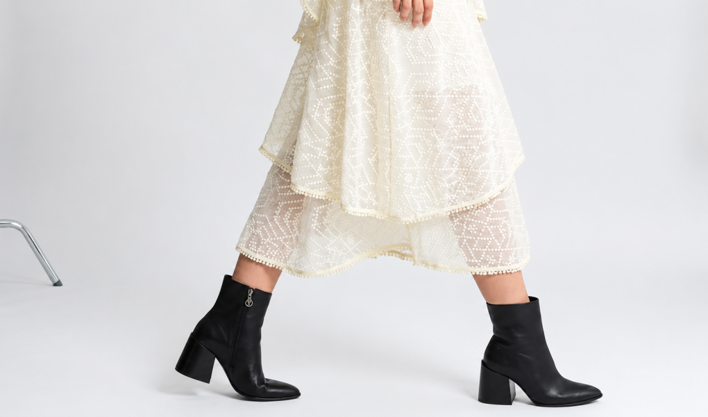 Bota feminina preta cano curto
