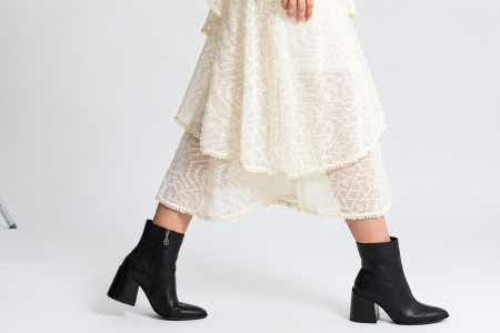 Bota feminina preta cano curto